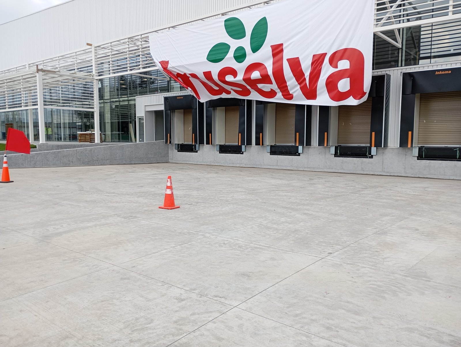 Trabajador aplicando producto de restauración